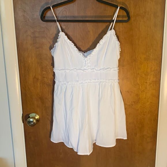 EUC Francesca’s Mi ami white shorts romper. Size L - Picture 1 of 3